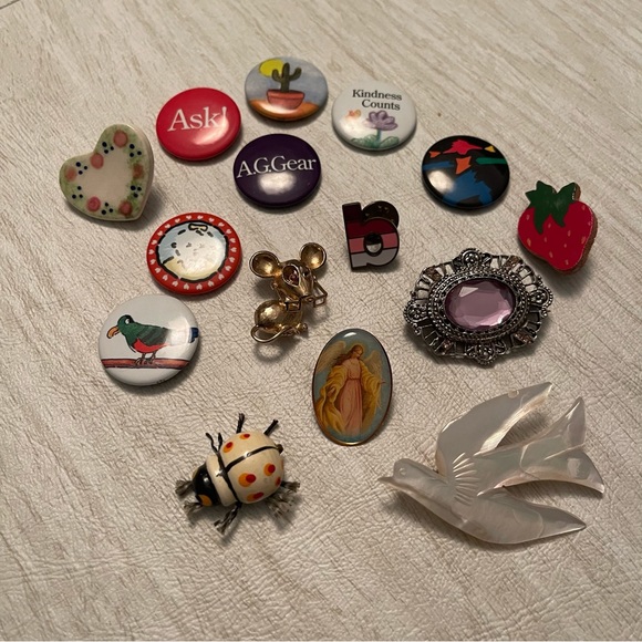 15 different kinds of pins metal wood and ceramic - Picture 2 of 7